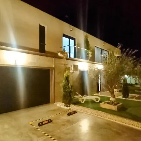 Con Piscina Y Jardin, No Fumadores Ni Fiestas