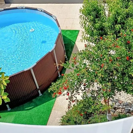 Con Piscina Y Jardin, No Fumadores Ni Fiestas Villa